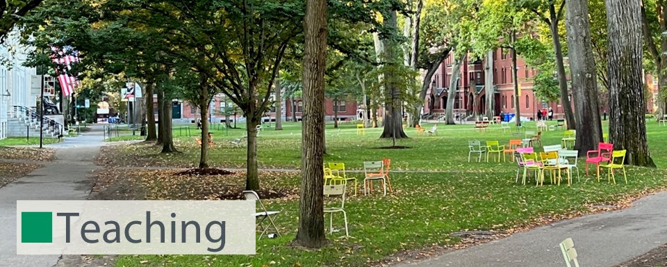 Foto eines Parks mit der Schlesinger Library in Harvard