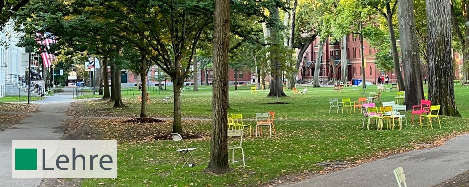 Foto eines Parks mit der Schlesinger Library in Harvard