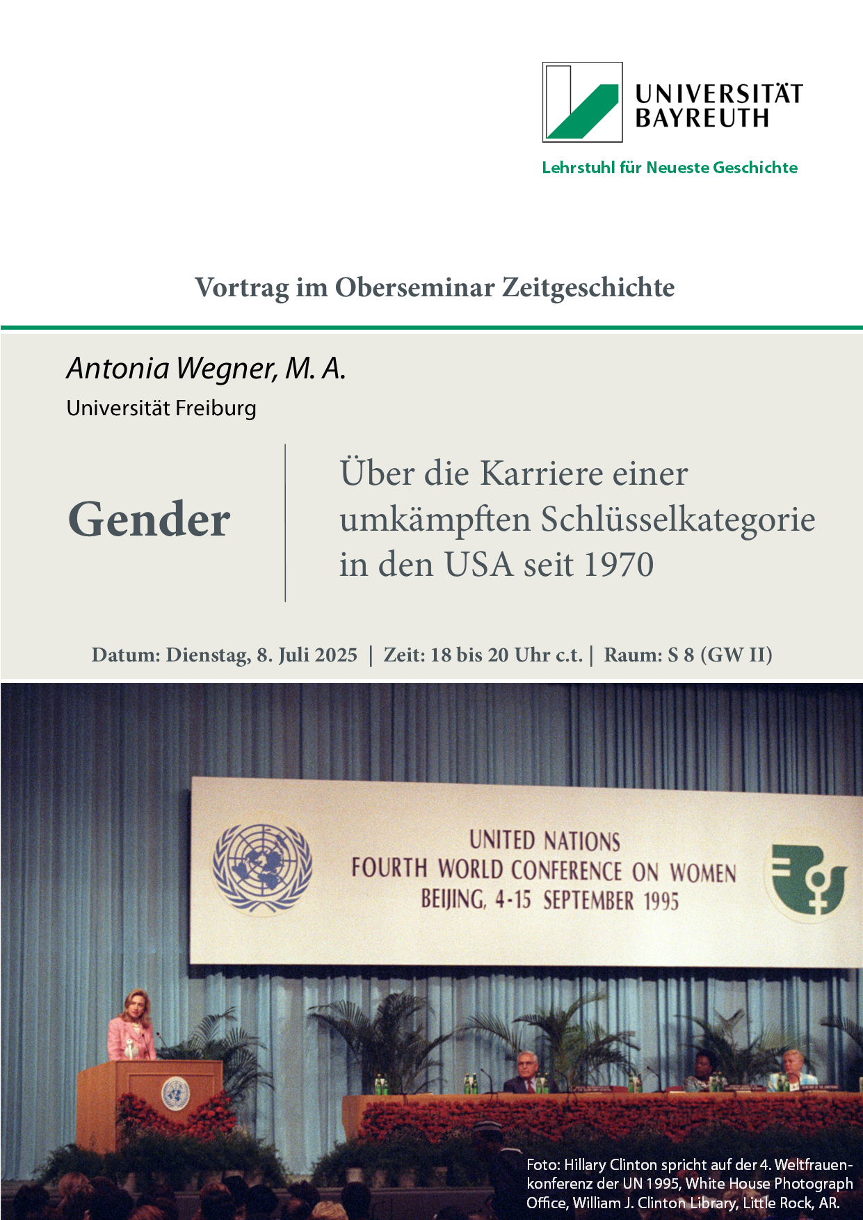 Plakat zur Veranstaltung mit Bild einer Rede von Hilary Clinton