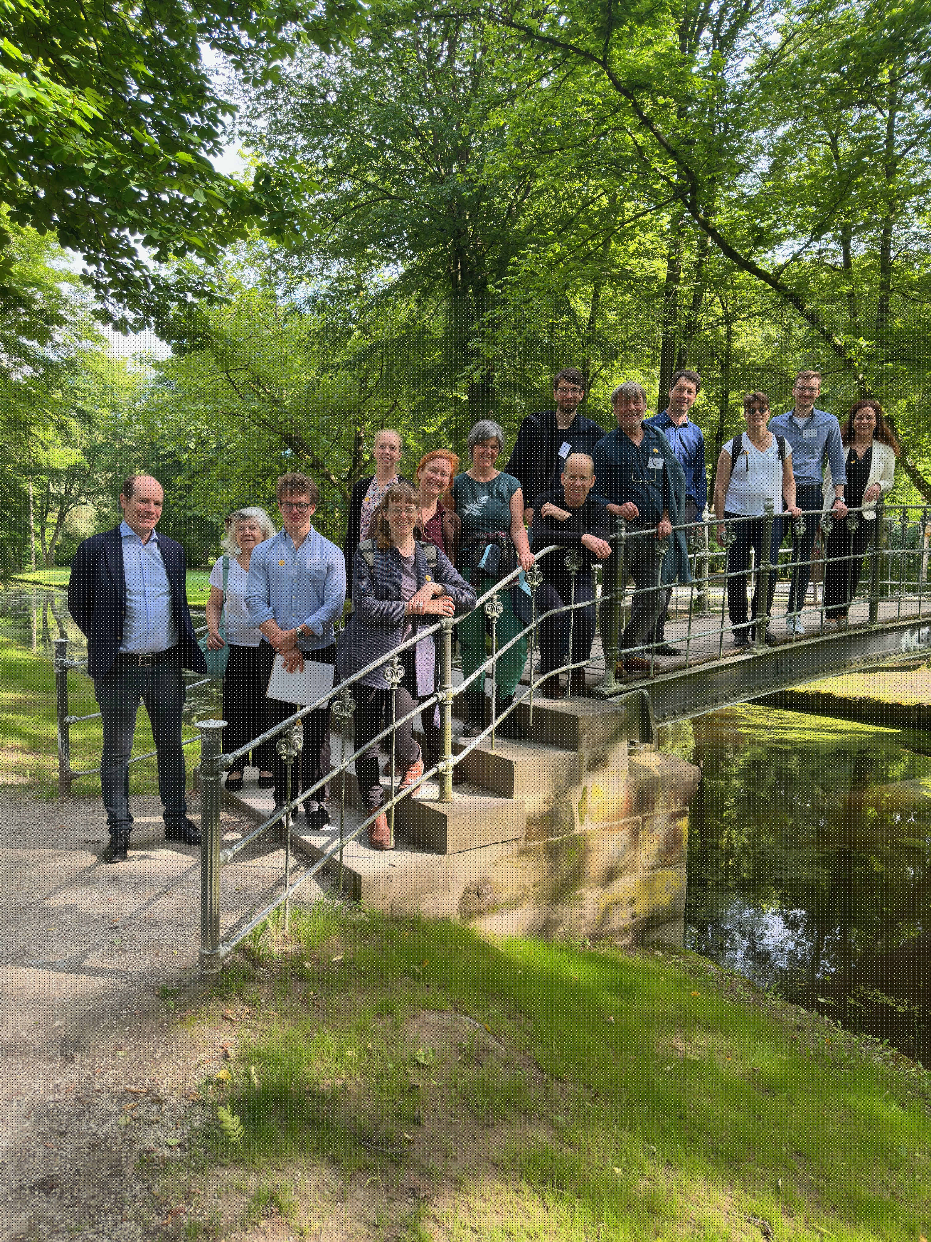 Die Teilnehmenden der Konferenz im Bayreuther Hofgarten auf einer Brücke