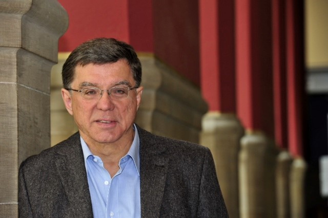 Ein Bild von Ulrich Herbert im Säulengang