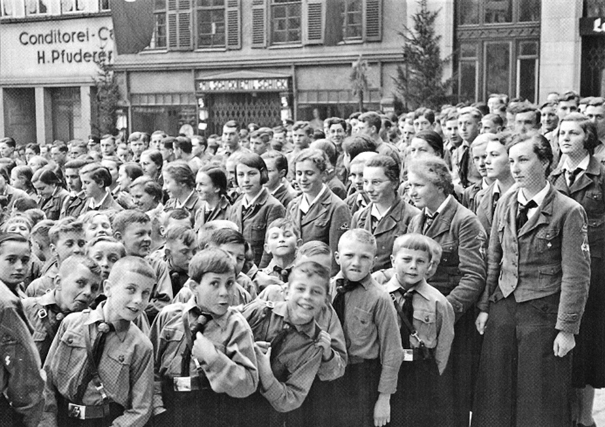 Eine Menge an Kindern in Uniformen zur Zeit des Nationalsozialismus